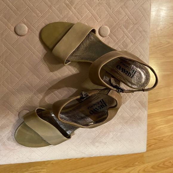 Bravo browns beige wedge sandals with inside facing zipper - size 9.5 - Picture 6 of 8